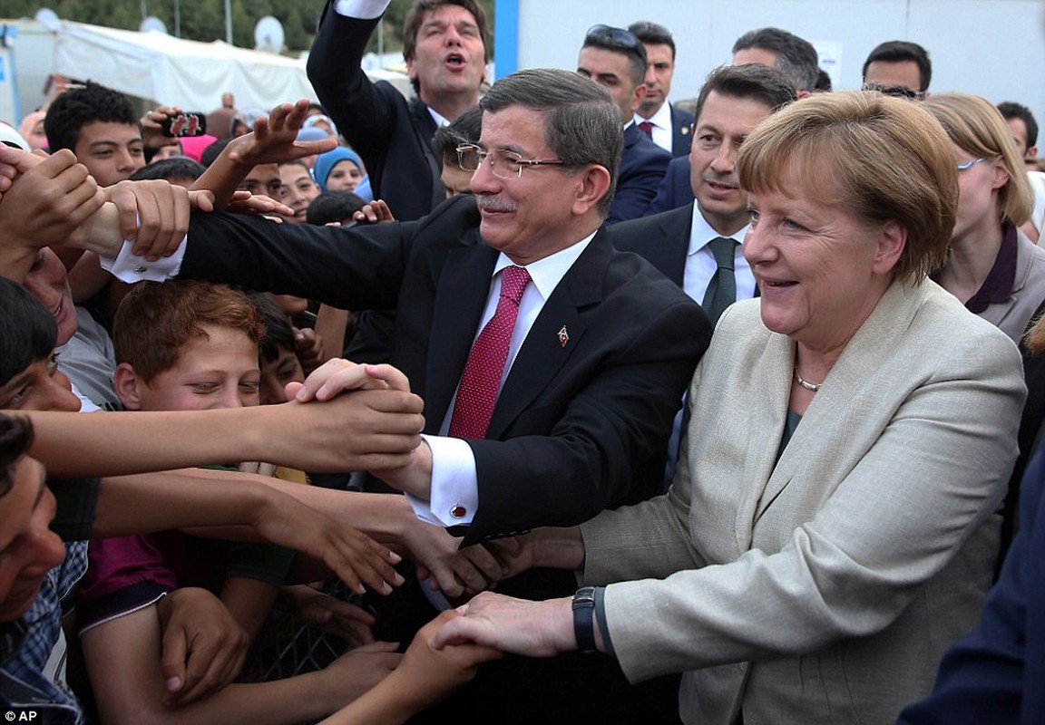 Hang nghin nguoi di cu chao don Thu tuong Duc Merkel